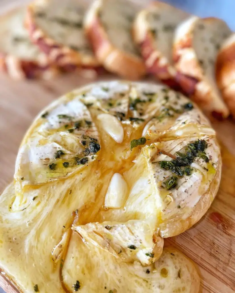 Thanksgiving Appetizer Baked Brie